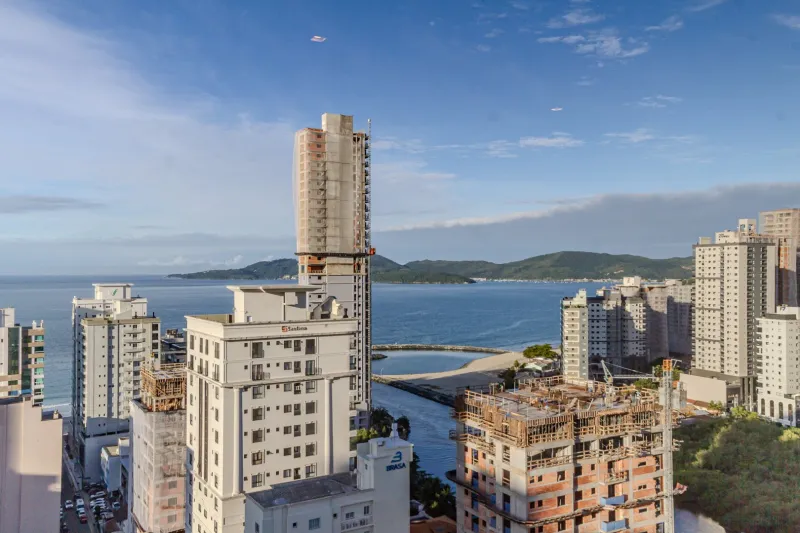 Flat por temporada, em Meia Praia - Próximo ao HARDROCK