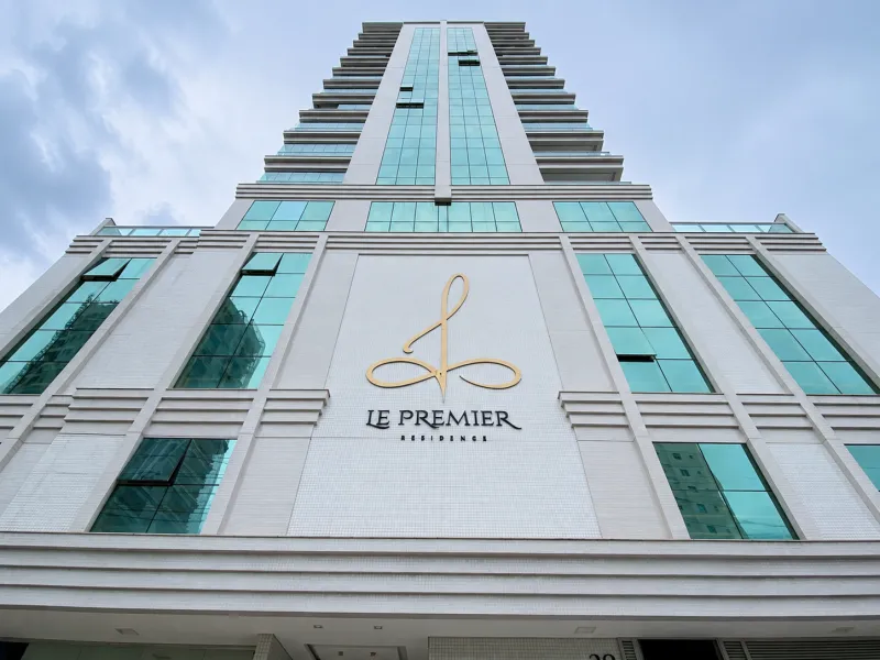 LE PREMIER